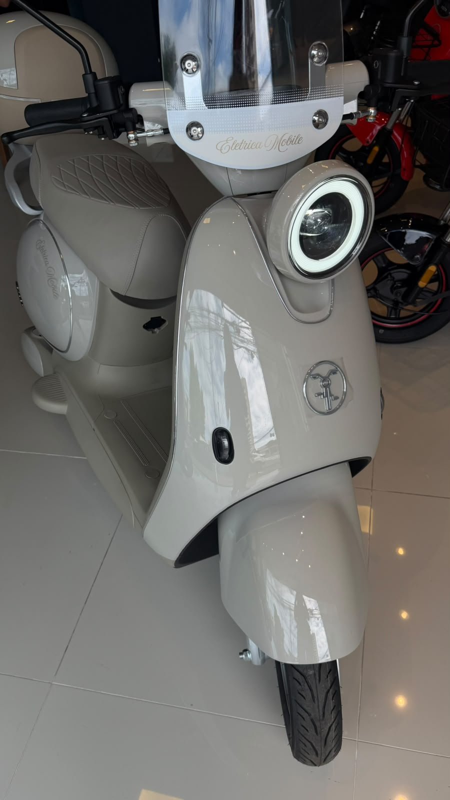 Scooter elétrica E Bee na loja Voltix Mobility